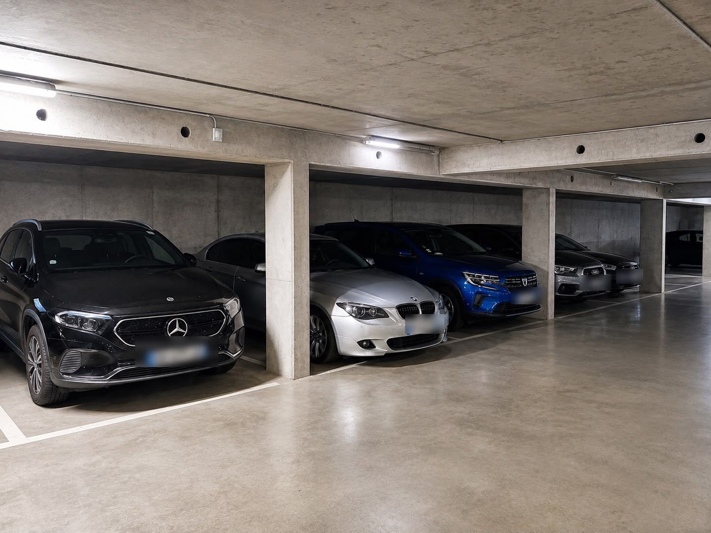 Boxes fermés en béton du parking couvert Sky Valet avec éclairage LED